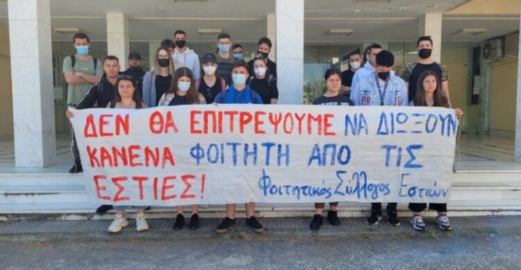 Διαμαρτυρία φοιτητών του Πανεπιστημίου Θεσσαλίας ενάντια στην έξωση συμφοιτητών τους από τις εστίες (φωτο, video)