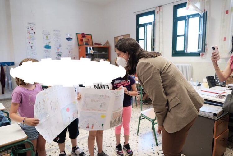 Βίντεο: Η Ν. Κεραμέως παίζει “μήλα” με μαθητές στην αυλή σχολείου στη Σύρο