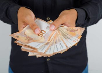 Έρχεται «επίδομα καλοκαιριού»; Τα σχέδια της κυβέρνησης