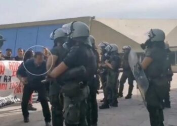 Ντοκουμέντο: Άνδρας προκαλεί τα ΜΑΤ, φεύγει ανενόχλητος και χτυπούν τους φοιτητές (video)