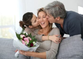 «Χρόνια Πολλά Μανούλα» – Σήμερα είναι η Γιορτή της Μητέρας