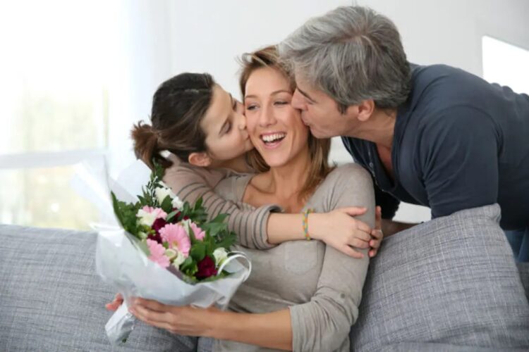 «Χρόνια Πολλά Μανούλα» – Σήμερα είναι η Γιορτή της Μητέρας