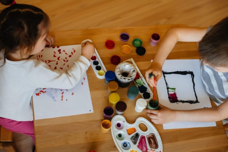 Βρεφονηπιακοί σταθμοί ΟΑΕΔ: Ξεκίνησαν οι αιτήσεις – Οι δικαιούχοι και τα κριτήρια