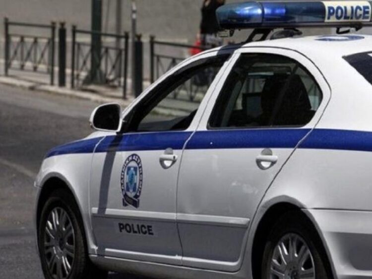 Συναγερμός στους Αγίους Αναργύρους: Άντρας απειλεί να πέσει από μπαλκόνι πολυκατοικίας