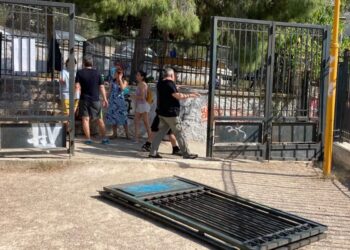 Τραυματισμός 5χρονου σε παιδική χαρά στα Εξάρχεια: Έπεσε η καγκελόπορτα πάνω του