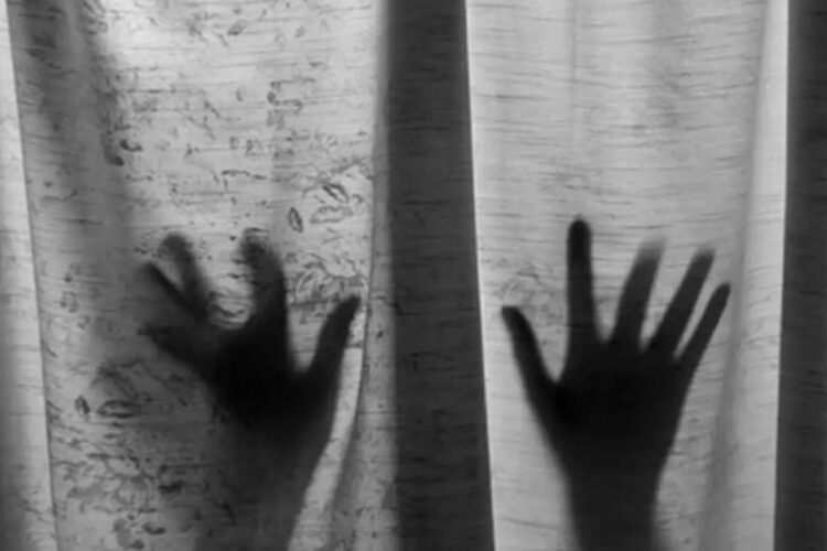 Λάρισα: 51χρονη ήταν κλεισμένη σε διαμέρισμα για 42 χρόνια – Την ανακάλυψαν επειδή πέθανε η μητέρα της