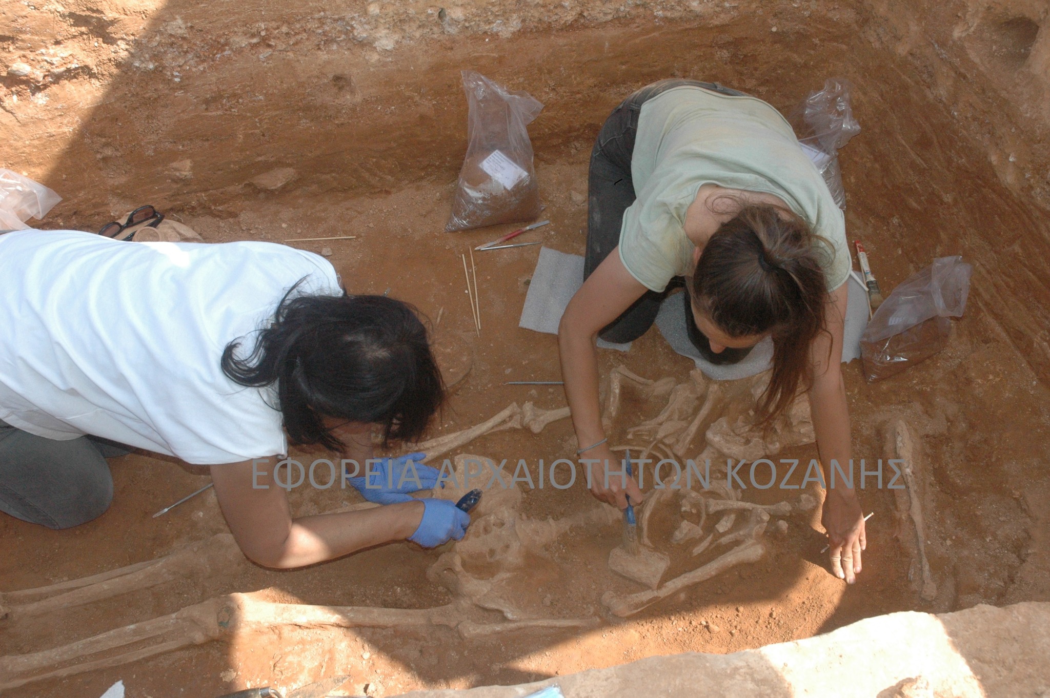 Στην Κοζάνη ανακάλυψαν τάφο γυναίκας που έζησε πριν 2.100 χρόνια (φωτο)