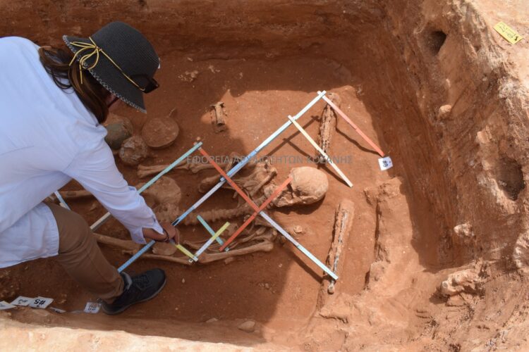 Στην Κοζάνη ανακάλυψαν τάφο γυναίκας που έζησε πριν 2.100 χρόνια (φωτο)