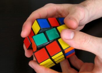 Θεσσαλονίκη: Ένα παιδί έλυσε ταυτόχρονα τρεις κύβους του Ρούμπικ σε 1 λεπτό και 20 δεύτερα