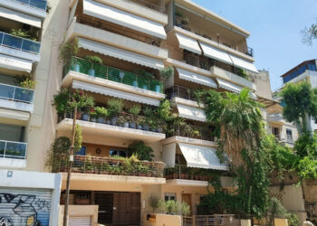 20χρονη έπεσε από το δεύτερο όροφο και σκοτώθηκε (φωτο)