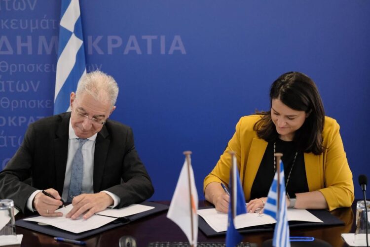 Μνημόνιο  στην   Ελληνομάθεια υπογράφηκε  μεταξύ Ελλάδας-Κύπρου