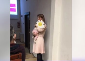 ΑΠΘ: Μάθημα ζωής από λέκτορα – Πήρε αγκαλιά το μωρό φοιτήτριας εν ώρα μαθήματος (video)