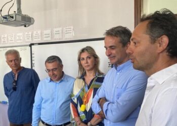 Το Δημ. Σχολείο Αστυπάλαιας επισκέφθηκε ο πρωθυπουργός συνοδευόμενος από τη Ζ. Μακρή