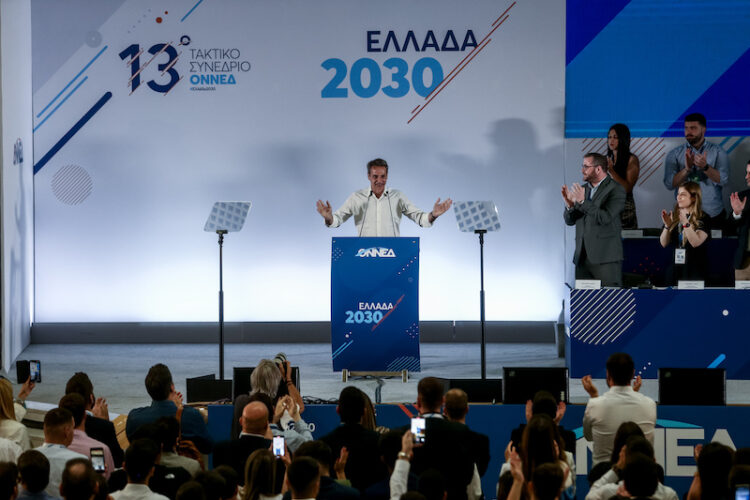 Πρωθυπουργός: Ή με τις βιβλιοθήκες ή με τις βαριοπούλες»