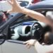 Νέος ΚΟΚ – Μούντζα: Βαρύ πρόστιμο και αφαίρεση διπλώματος
