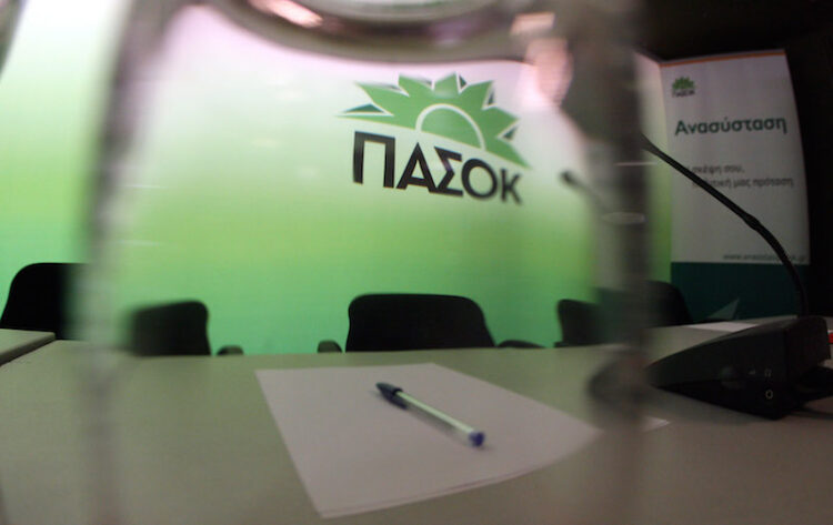 ΠΑΣΟΚ: Προκλητική αδιαφορία του Υπουργείου Παιδείας για διευθυντές σχολείων και στελέχη εκπαίδευσης