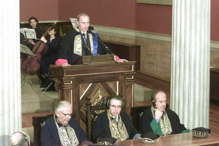 Το ΕΚΠΑ αφαιρεί τον τίτλο του επίτιμου από τον Πόύτιν