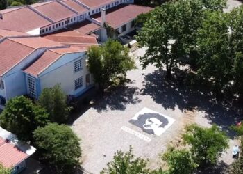 Ξάνθη: Μαθητές έφτιαξαν πορτρέτο του Μίκη Θεοδωράκη 35 τετραγωνικών (φωτο, video)