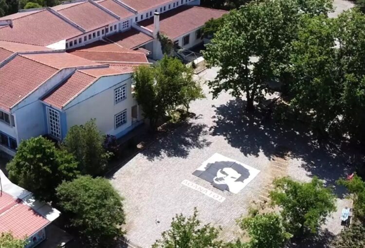 Ξάνθη: Μαθητές έφτιαξαν πορτρέτο του Μίκη Θεοδωράκη 35 τετραγωνικών (φωτο, video)
