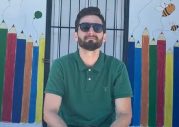 Ο δάσκαλος που βραβεύτηκε ως εκπαιδευτικός της χρονιάς: Πώς “μεταμόρφωσε” το σχολείο σε ένα απομακρυσμένο χωριό