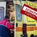 ΙΧ καρφώθηκε σε στάση του ΟΑΣΘ και παρέσυρε 3 παιδιά μετά από σύγκρουση με άλλο όχημα (φωτο, video)
