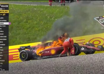 Στις φλόγες η Ferrari του Κάρλος Σάινθ – Γλίτωσε για δευτερόλεπτα ο Ισπανός
