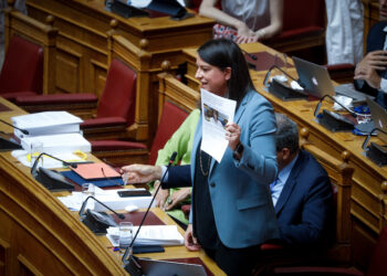 Με το esos στα χέρια από το βήμα  της Βουλής η Ν. Κεραμέως