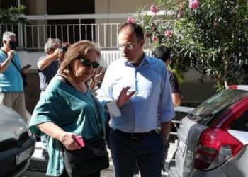 Αστυνομία και δικαστικός επιμελητής για να κάνουν έξωση στη δημοσιογράφο Ιωάννα Κολοβού (video)