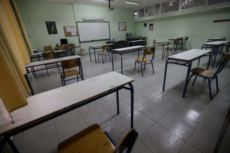 Τι διδάσκουν τα σχολικά βιβλία για την πτώση της διδακτορίας