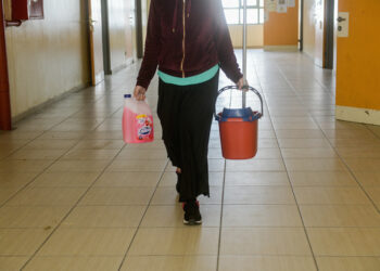 Εγκρίθηκε η πρόσληψη 15.495 σχολικών καθαριστριών