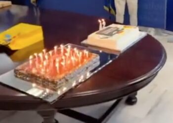 Η υπ. Παιδείας έγινε 42 ετών και έσβησε δύο τούρτες