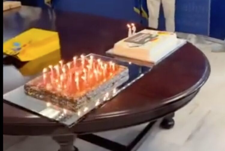 Η υπ. Παιδείας έγινε 42 ετών και έσβησε δύο τούρτες