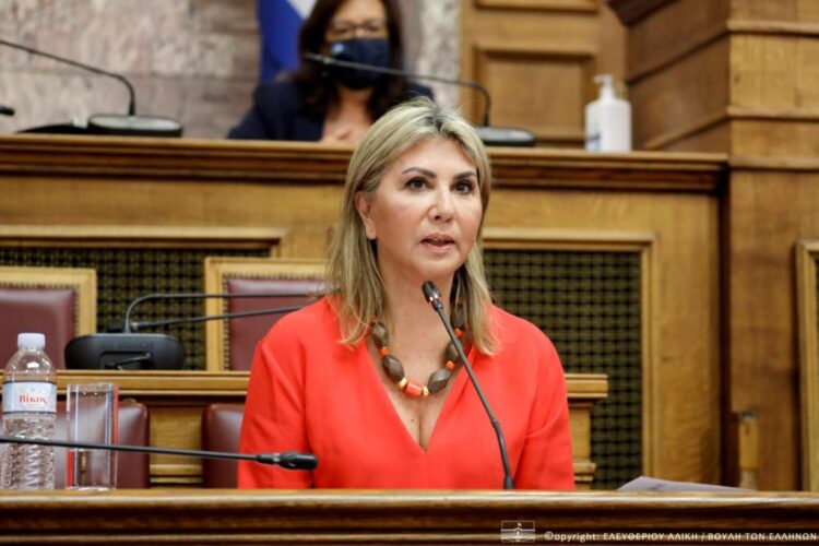 Πρωτοβουλίες Ζ. Μακρή για την υποστήριξη του παιδιού, του οποίου η μητέρα έπεσε θύμα κακοποίησης στο Βόλο