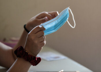 Με χωρίς μάσκα -αλλά   θα επιτρέπεται όποιος επιθυμεί να τη φορά στο μάθημα- θα ανοίξουν τα σχολεία