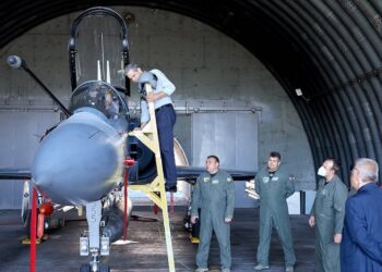 Ο υφ. Παιδείας στα γαλλικά μαχητικά αεροσκάφη   Rafale