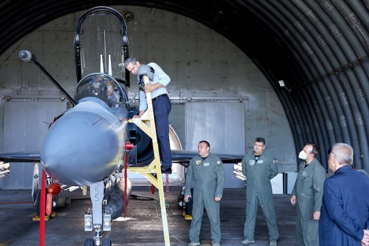 Ο υφ. Παιδείας στα γαλλικά μαχητικά αεροσκάφη Rafale