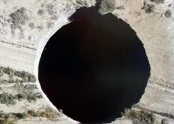 Μυστήριο με μαύρη τρύπα που άνοιξε ξαφνικά στο έδαφος (video)