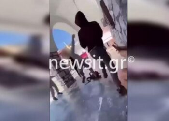 Σοκαριστικό Βίντεο: Άγριο ξύλο μεταξύ 2 μαθητών – Ασθενοφόρο μετέφερε ανήλικο στο νοσοκομείο (video)