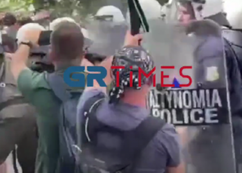 Επεισόδια στο ΑΠΘ για την Πανεπιστημιακή Αστυνομία: Πέταξαν αυγά οι φοιτητές, απάντηση με χημικά και γκλοπ (vid)