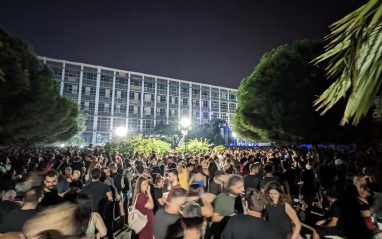 Θεσσαλονίκη: Μεγάλη συναυλία στο ΑΠΘ – Έπεσαν χημικά, πανικός στον κόσμο (VIDEO)