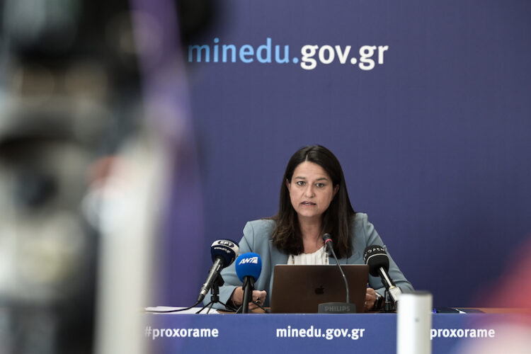 Live/esos: Δείτε τη Συνέντευξη Τύπου του υπουργού Παιδείας και τι απαντά στις ερωτήσεις του esos για αυξήσεις στους μισθούς των εκπαιδευτικών, το χρονοδιάγραμμα επιλογής Διευθυντών Σχολείων και ΠΔΕ, τις απουσίες, την αξιολόγηση μαθητών κλπ