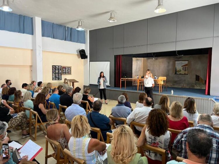 Με Διευθυντές Δημοτικών Σχολείων συναντήθηκε η Ν. Κεραμέως