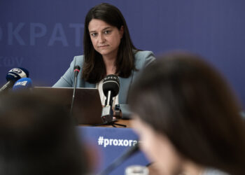 Αυξήσεις στους μισθούς των εκπαιδευτικών: Τι απάντησε η υπουργός στην  ερώτηση του esos