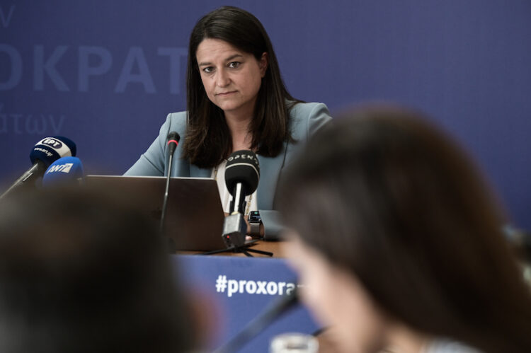 Αυξήσεις στους μισθούς των εκπαιδευτικών: Τι απάντησε η υπουργός στην ερώτηση του esos