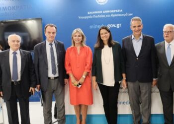 Ο πρωθυπουργός στο περίπτερο του υπ. Παιδείας   στη  ΔΕΘ