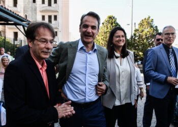 Σε Δημοτικό Σχολείο της Δραπετσώνας Κ. Μητσοτάκης και Ν. Κεραμέως