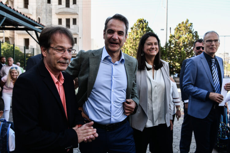 Σε Δημοτικό Σχολείο της Δραπετσώνας Κ. Μητσοτάκης και Ν. Κεραμέως