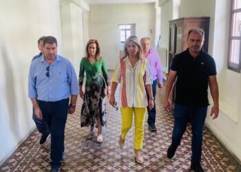 Η υφ. Παιδείας έκατσε στα θρανία  στα οποία  φοίτησε ως μαθήτρια Δημοτικού