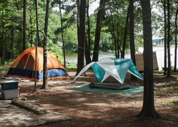 Εκπαιδευτικοί σε σκηνές: Μια αδιανόητη ντροπή για την Παιδεία