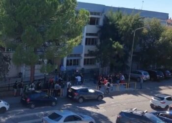 Απίστευτο βίντεο: Μαθητές και εξωσχολικοί στο Αγρίνιο πηδούσαν κάγκελα για να πλακωθούν με καθηγητές